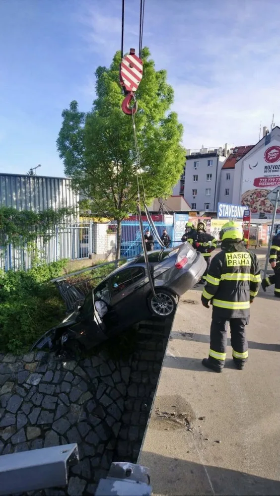 VIDEO: Auto dnes v Michli prorazilo zábradlí a skončilo mimo silnici. Posádka se zranila