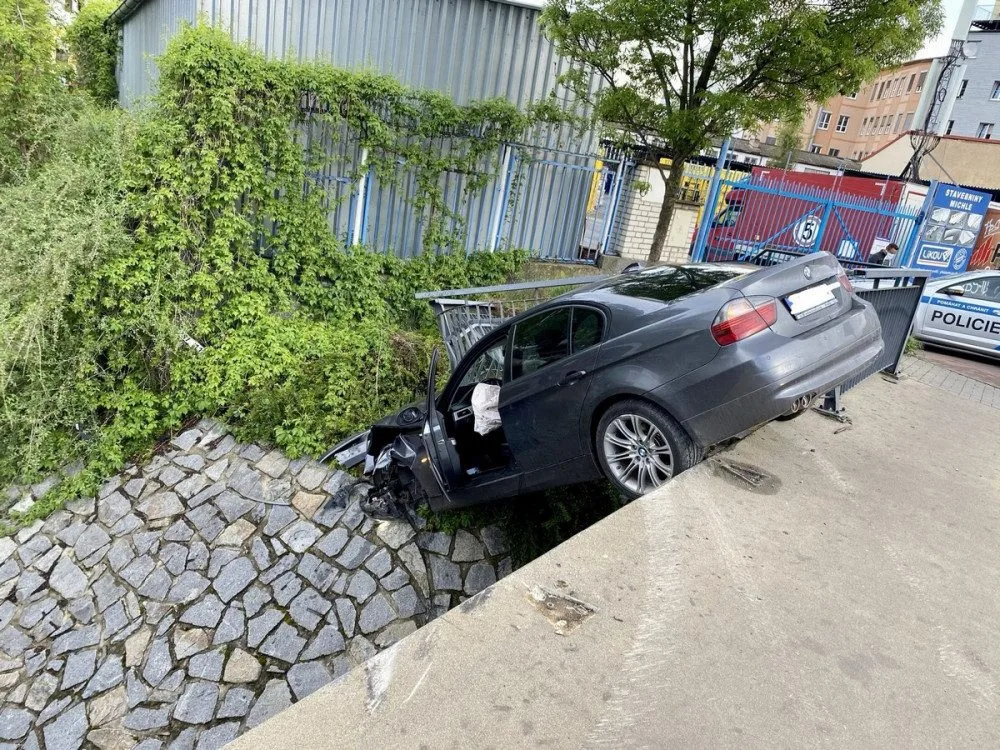 VIDEO: Auto dnes v Michli prorazilo zábradlí a skončilo mimo silnici. Posádka se zranila
