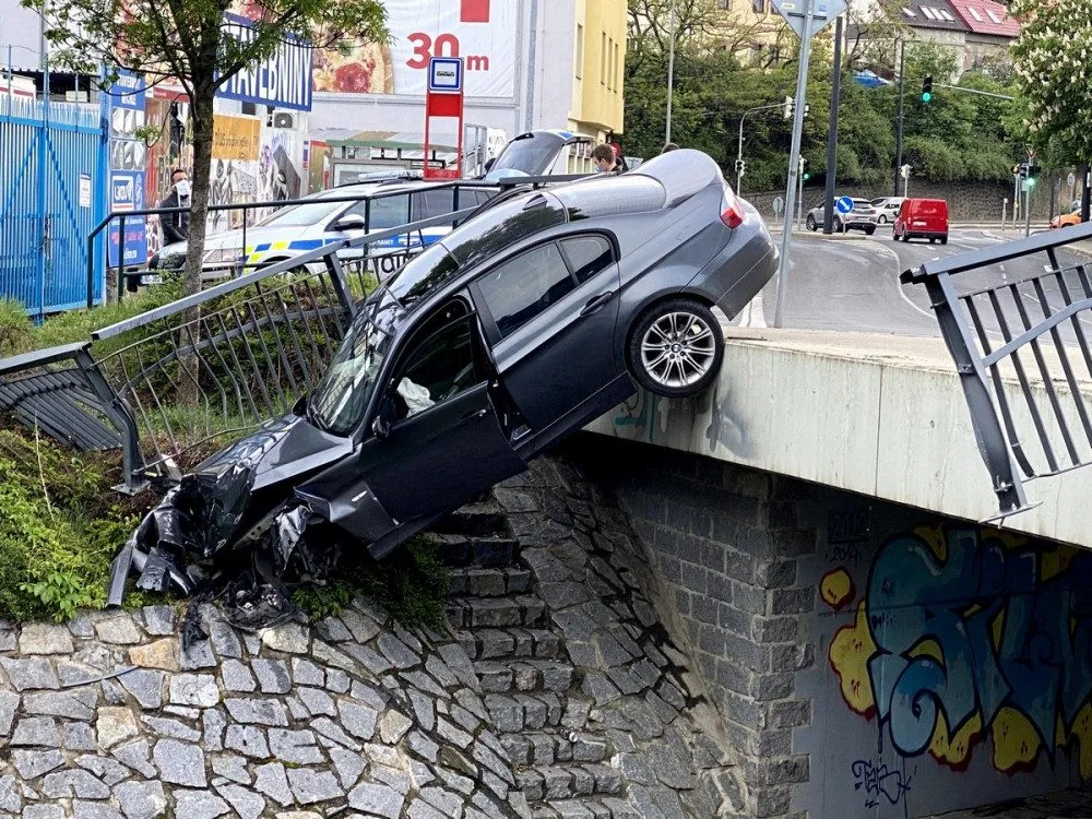 VIDEO: Auto dnes v Michli prorazilo zábradlí a skončilo mimo silnici. Posádka se zranila