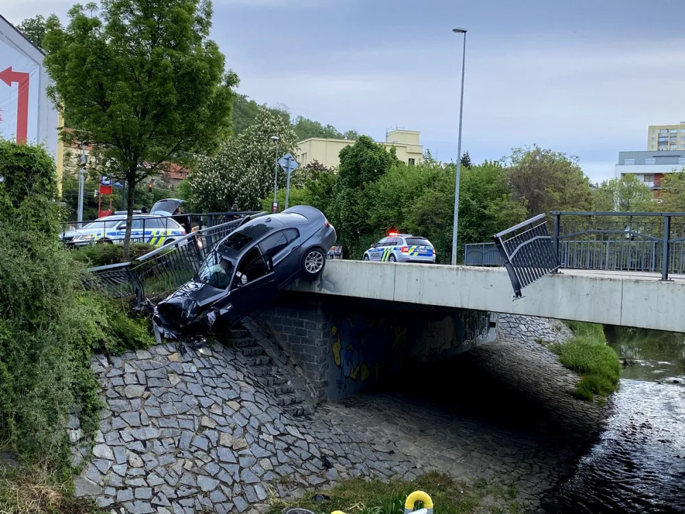 VIDEO: Auto dnes v Michli prorazilo zábradlí a skončilo mimo silnici. Posádka se zranila