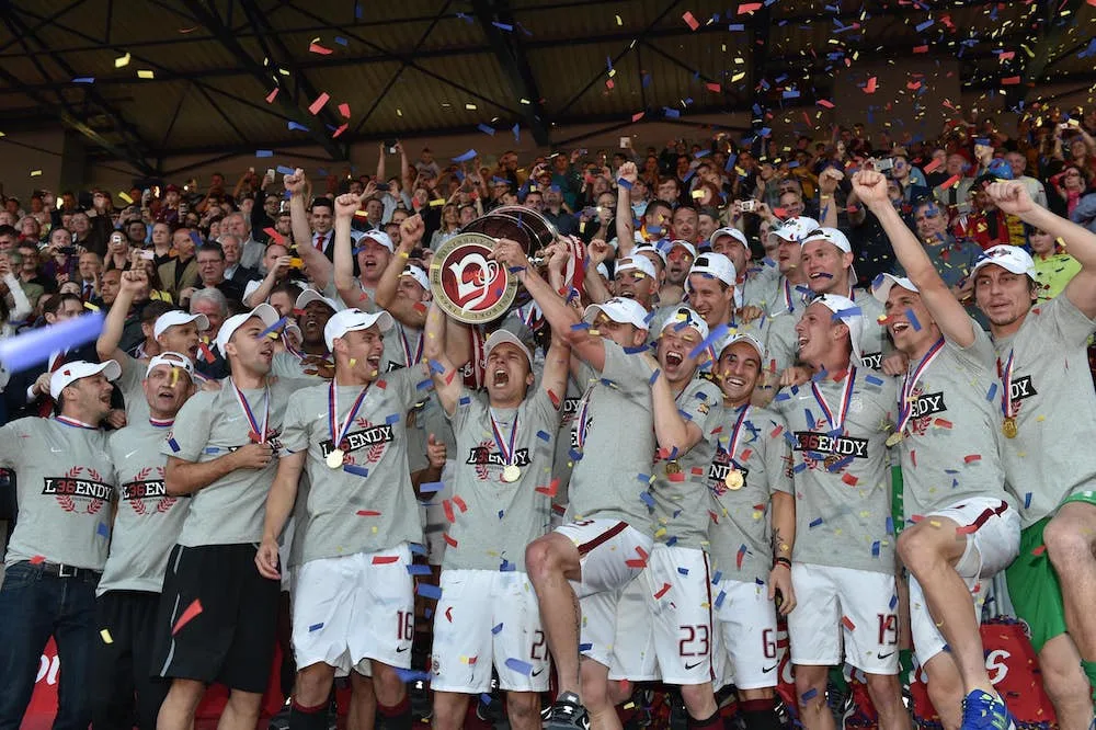 Zpátky do minulosti. Fotbalisté Sparty získali poslední titul před šesti lety u televize