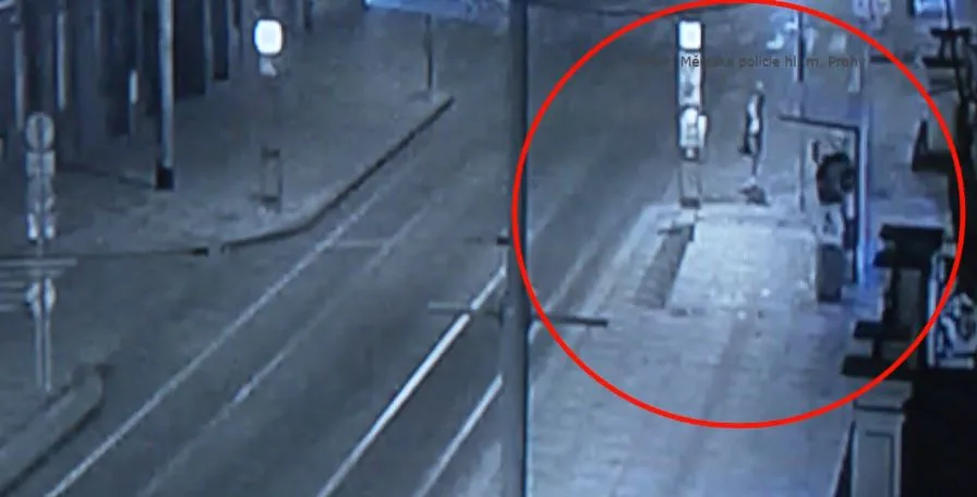 VIDEO: Mladík se chtěl předvést před dívkami. Rozbil tramvajovou zastávku v Lazarské ulici
