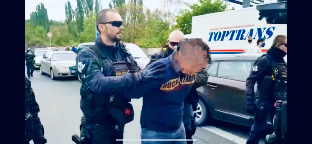 FOTO, VIDEO: Ulicemi Prahy policii ujížděl zfetovaný muž se třemi zákazy řízení