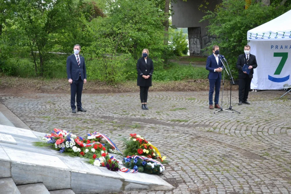 FOTO: V Holešovicích byla odhalena busta kluka z barikády. Byl zabit při povstání