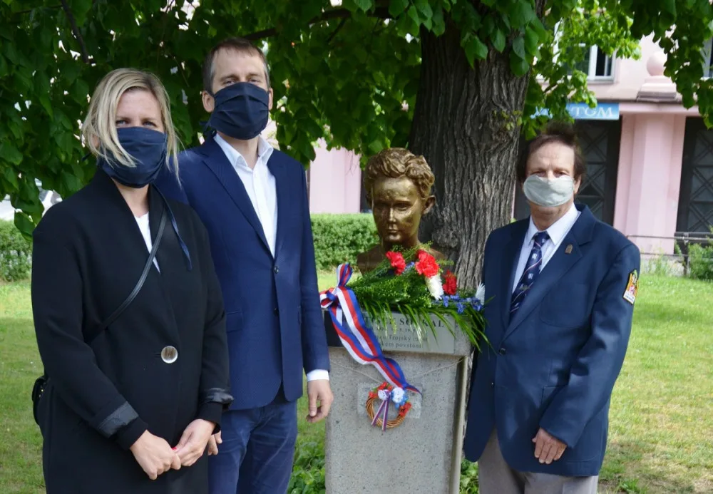 FOTO: V Holešovicích byla odhalena busta kluka z barikády. Byl zabit při povstání
