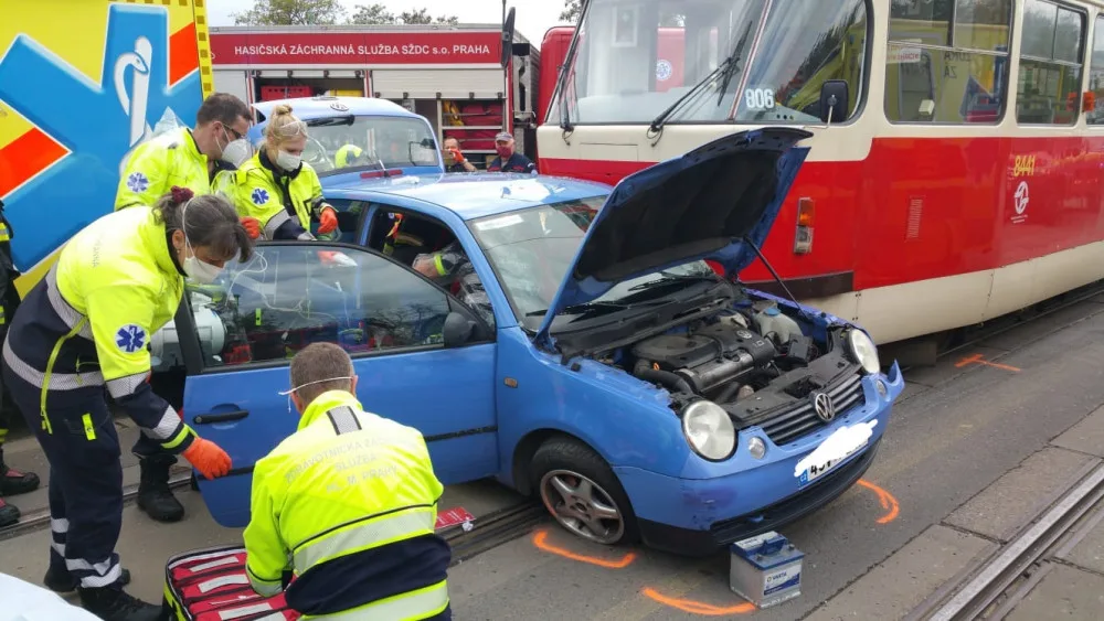 AKTUÁLNĚ: V Michli se srazilo auto s tramvají. Hasiči museli vyprostit zraněnou osobu