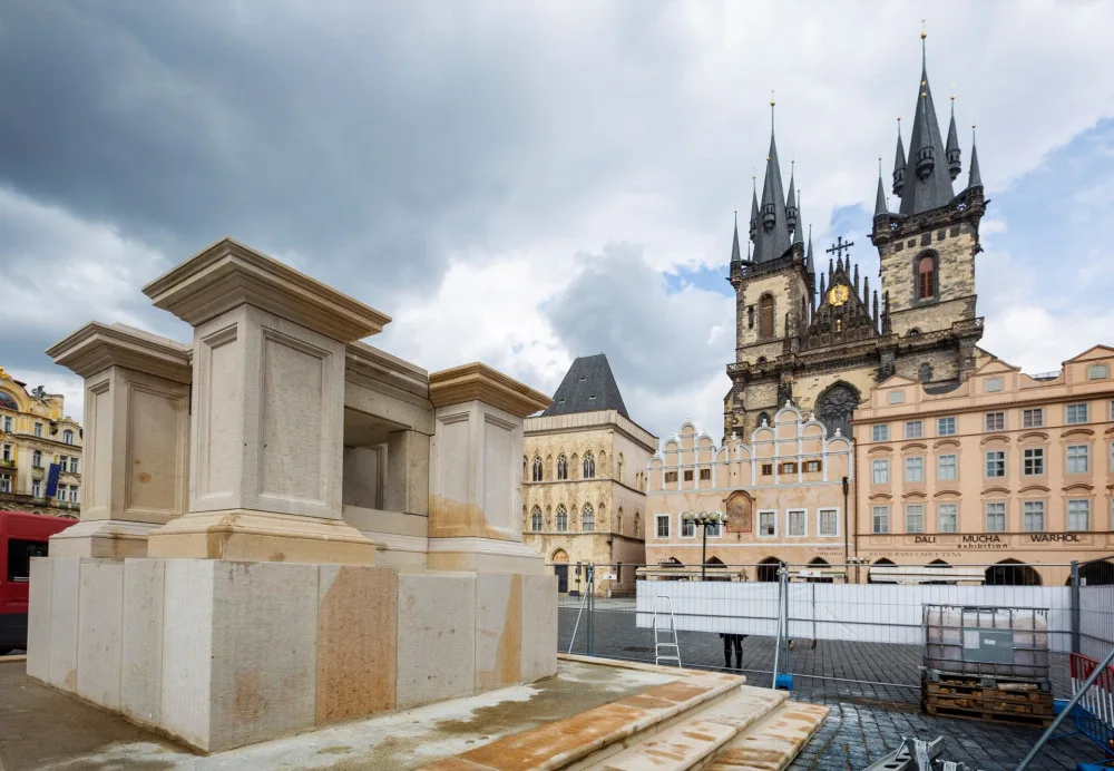 Mariánský sloup na Staromáku bude hotový o měsíc dřív. Měl by stát už v půlce srpna