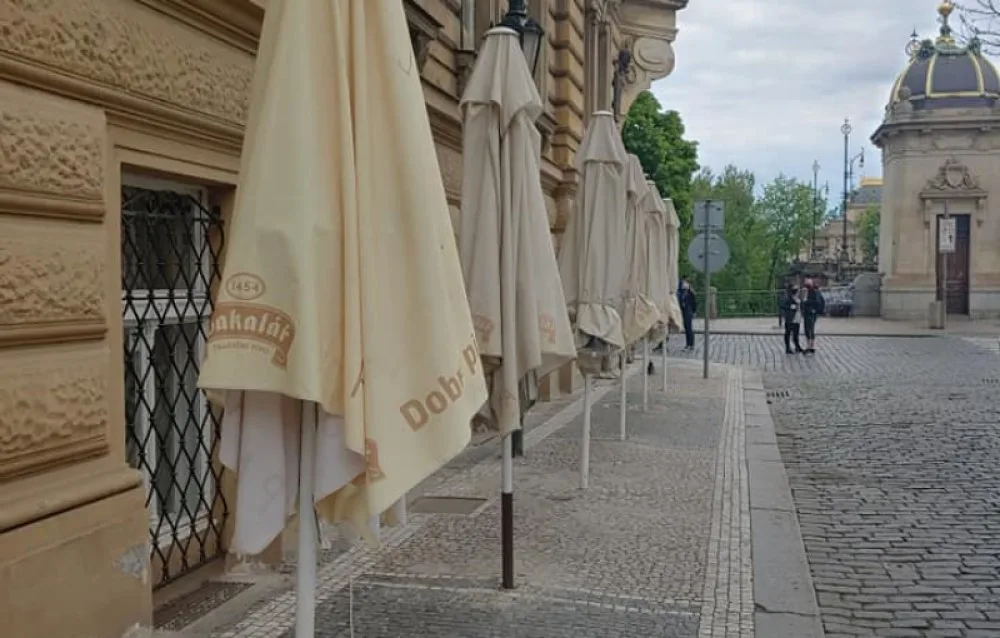 Provozovatel restaurace v centru Prahy navrtal do historické dlažby slunečníky. Půjde ke správnímu řízení