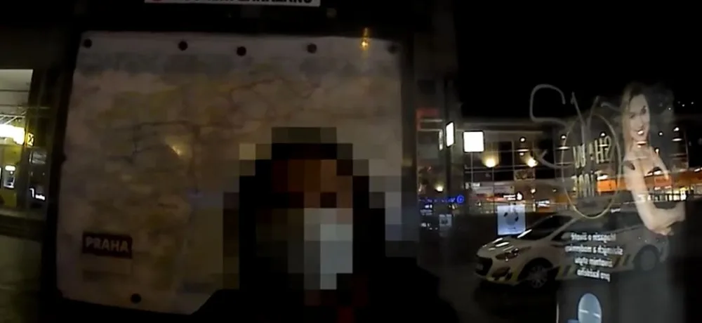 VIDEO: Žena pomočila zastávku na Andělu, pak nadávala strážníkům a pokusila se utéct