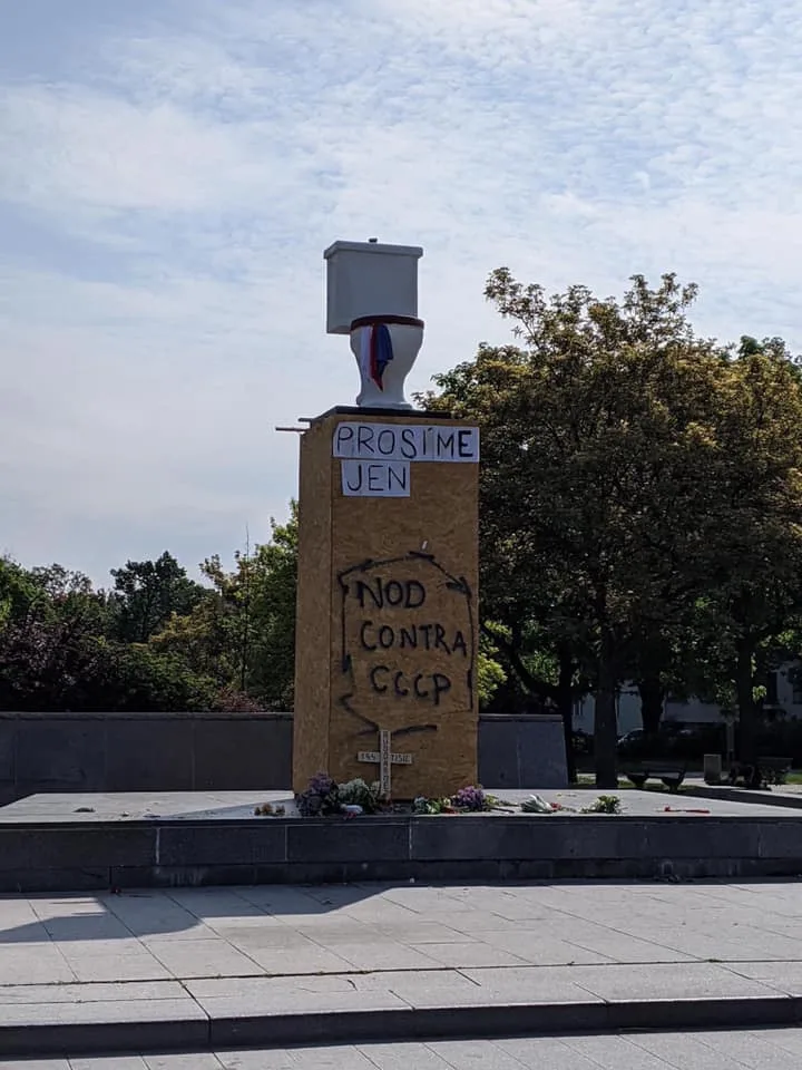 Sochu maršála Koněva nahradil klozet. Vandalský čin městská část odsoudila.