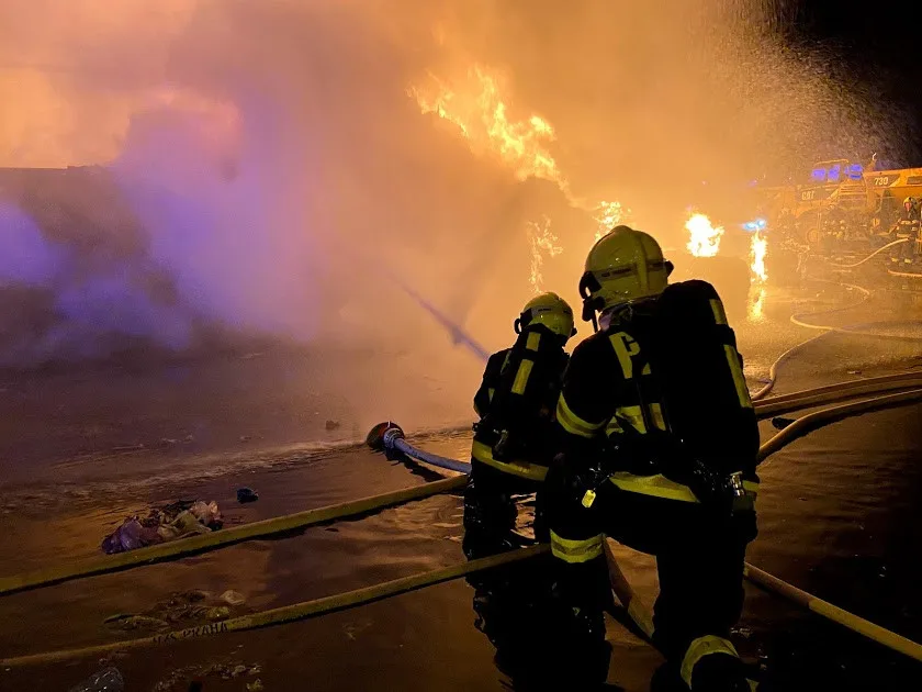 Rozsáhlý požár kovošrotu na Praze 15 zaměstnal dvě desítky jednotek hasičů.