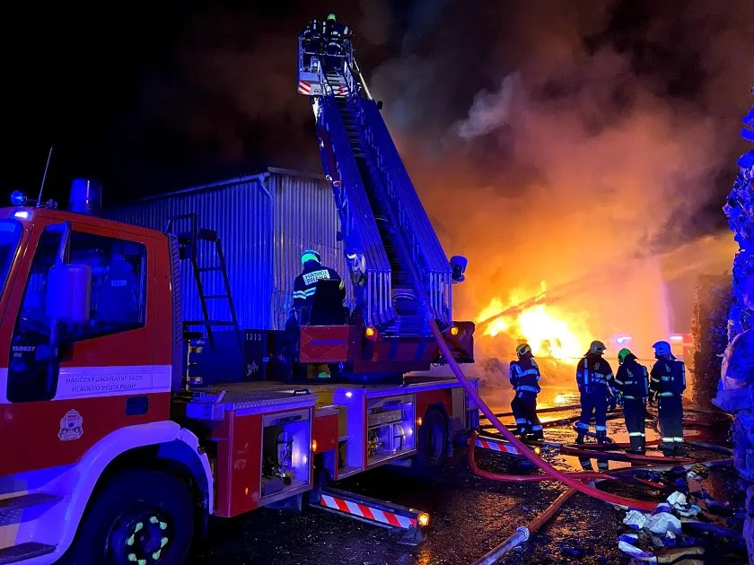 Rozsáhlý požár kovošrotu na Praze 15 zaměstnal dvě desítky jednotek hasičů.