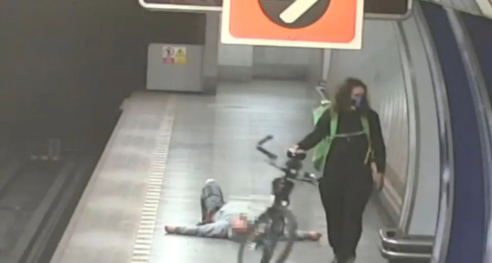 VIDEO: Muž v metru vyvolal potyčku s cyklistou. Zpacifikovat ho museli strážníci