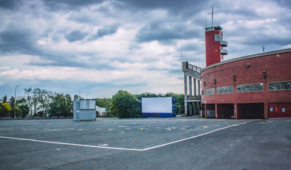 Na Strahově otevře největší autokino v Praze s kapacitou 120 aut. Podívejte se, co nabídne