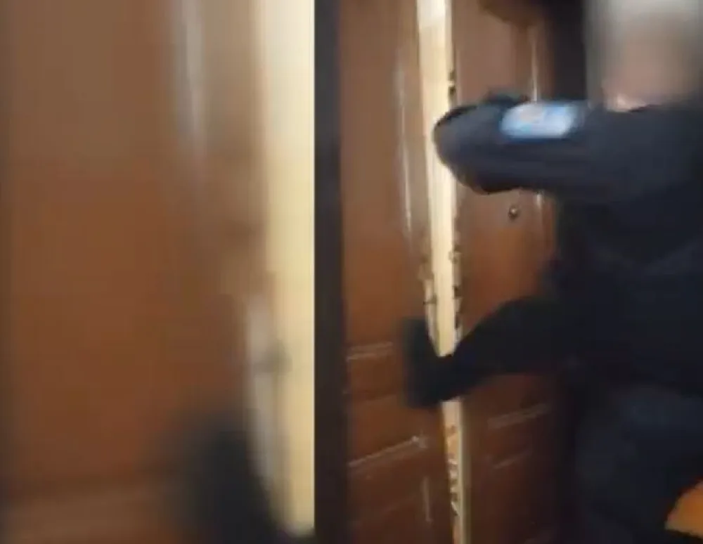 VIDEO: Seniorku uvěznil ocelový regál, který na ni spadl. Pomoci jí museli strážníci
