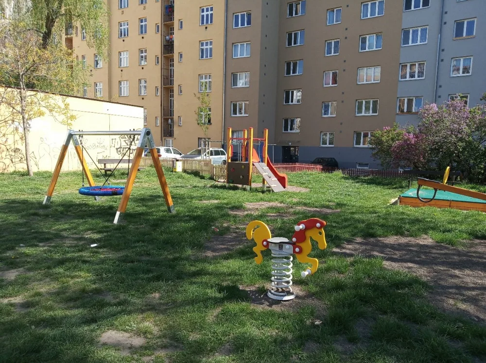 FOTO: Praha 10 revitalizuje dětská hřiště, do rekonstrukcí investovala už 700 tisíc