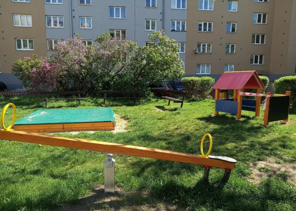 FOTO: Praha 10 revitalizuje dětská hřiště, do rekonstrukcí investovala už 700 tisíc