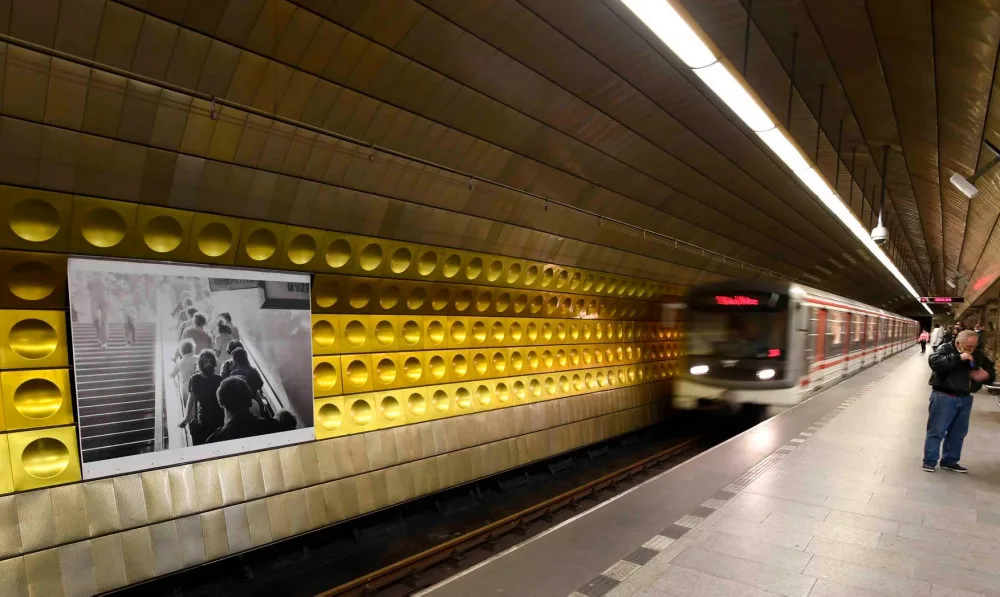 Umění za čarou. Ve čtyřech stanicích metra budou až do konce roku vystaveny obrazy