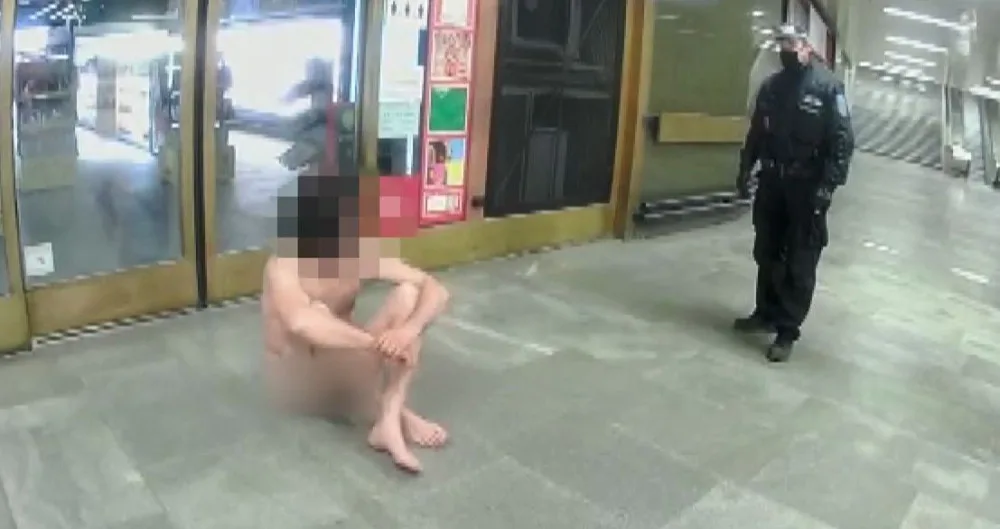 VIDEO: Přiletěl jsem z kosmu, tvrdil strážníkům nahý muž v metru. Pak na ně útočil pomyslnou sekerou