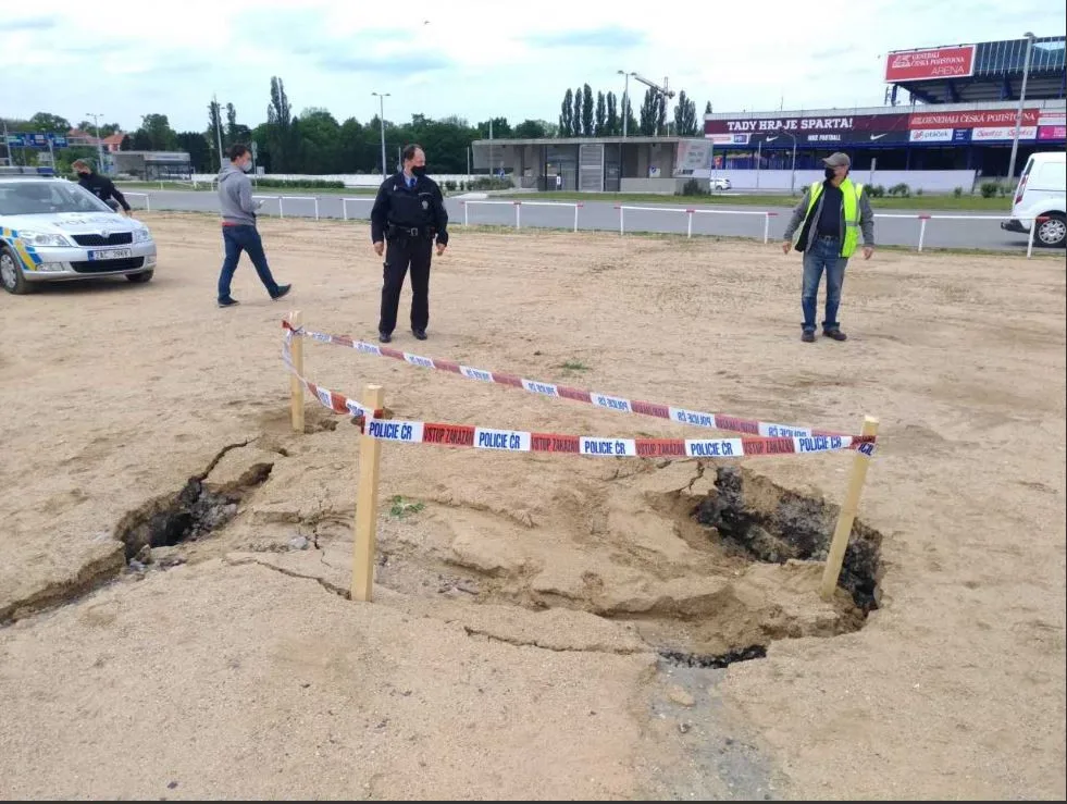 Na Letenské pláni se propadla půda. Příčinou jsou zřejmě deště z uplynulých dnů