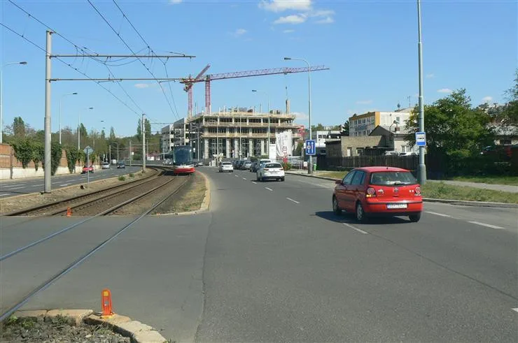 Na Praze 12 staví novou radnici. Hrubá stavba je už dokončena.