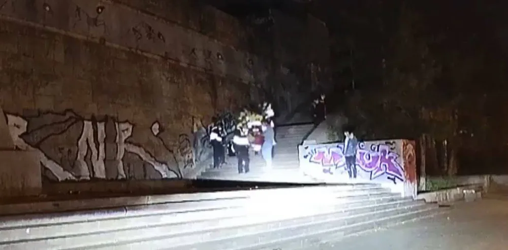 VIDEO: Mladík popíjel s přáteli u kyvadla na Letné. Spadl z pěti metrů a skončil v péči záchranářů