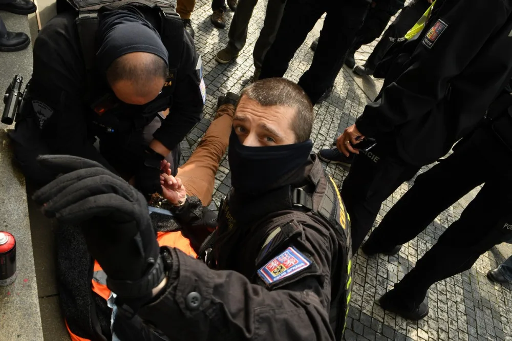 FOTOGALERIE: Aktivisté protestovali proti rozšiřování letiště. Posprejovali ministerstvo
