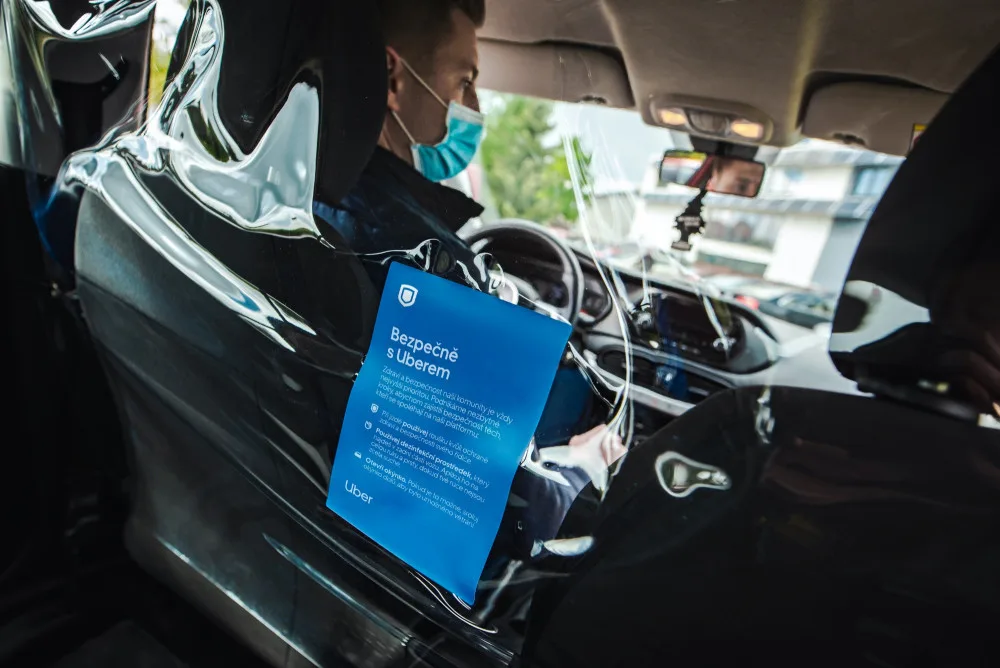 Pražské taxislužby do aut instalují zástěny. Auta by s nimi nemusela projít technickou