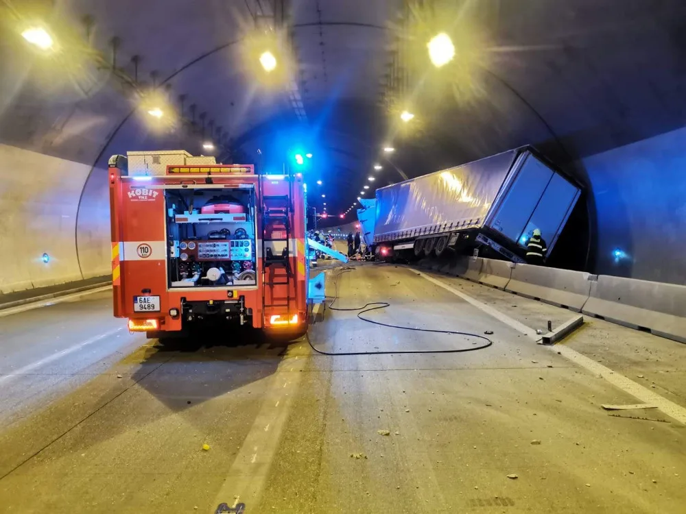 FOTO, VIDEO: Při tragické nehodě kamionu na Pražském okruhu zemřel člověk. Provoz je zastaven
