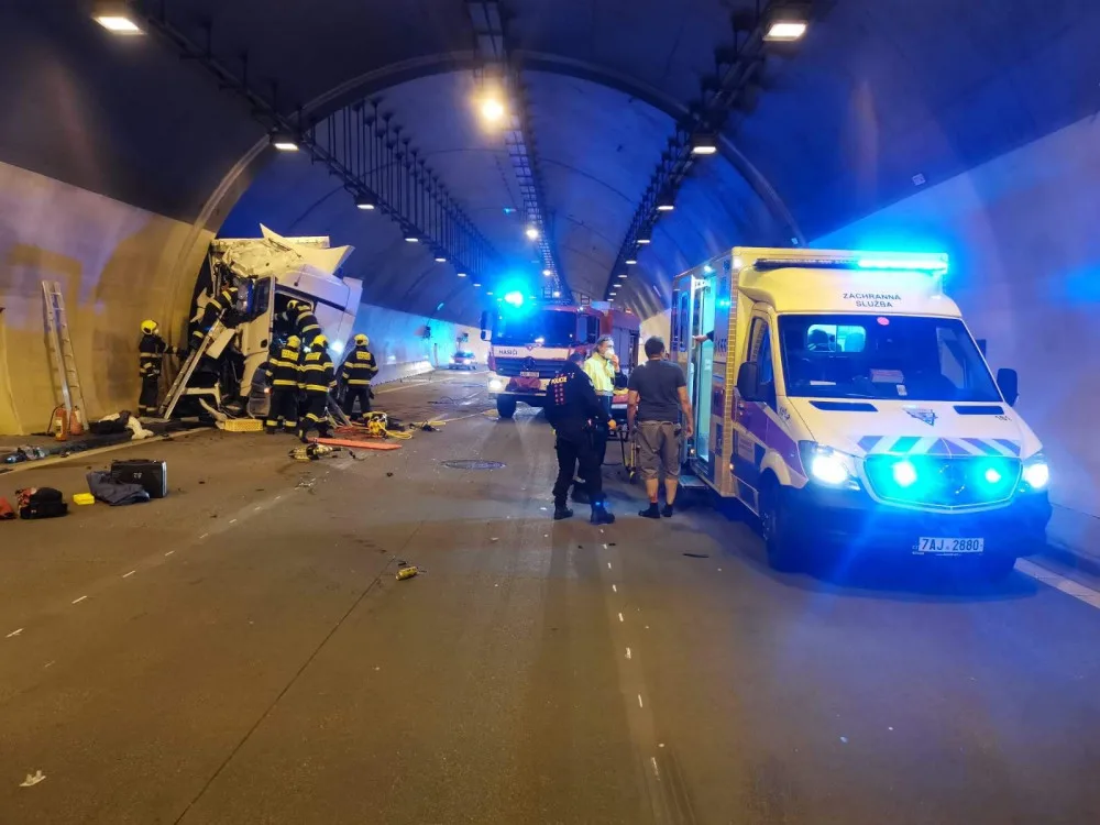 FOTO, VIDEO: Při tragické nehodě kamionu na Pražském okruhu zemřel člověk. Provoz je zastaven