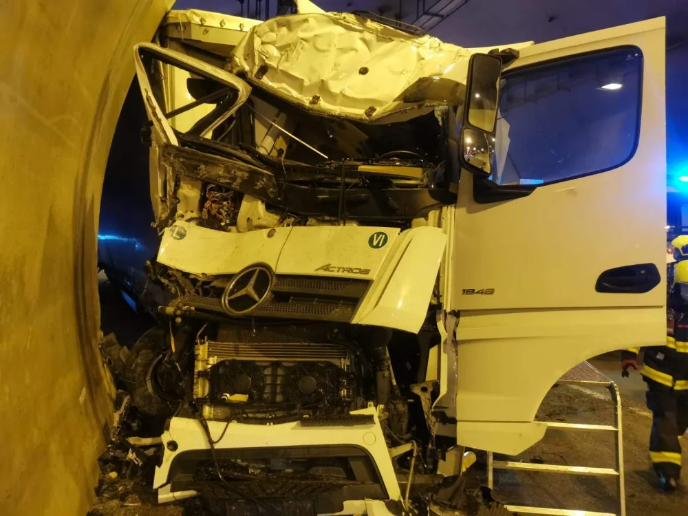 FOTO, VIDEO: Při tragické nehodě kamionu na Pražském okruhu zemřel člověk. Provoz je zastaven