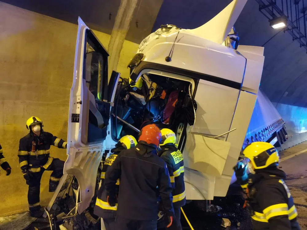 FOTO, VIDEO: Při tragické nehodě kamionu na Pražském okruhu zemřel člověk. Provoz je zastaven