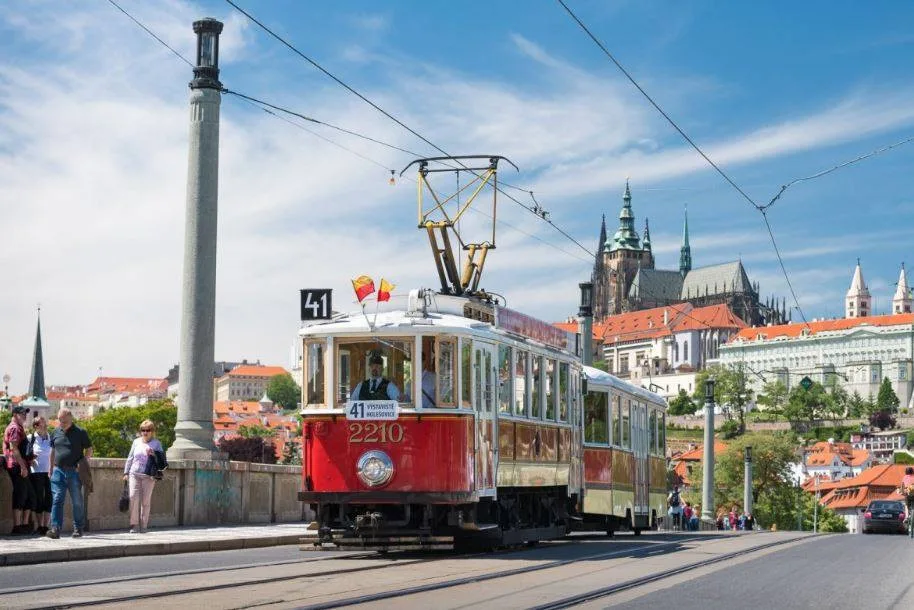 Do provozu dnes vyrazila historická linka 41. Na trase jezdí vlečný vůz z roku 1930