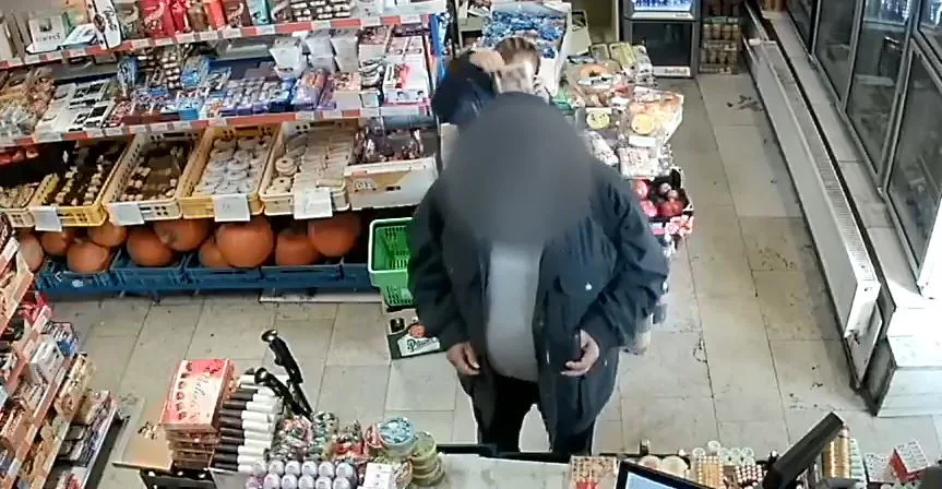 FOTO, VIDEO: Podívejte se, jak žena okrádá seniory v Praze. Pátrá po ní policie