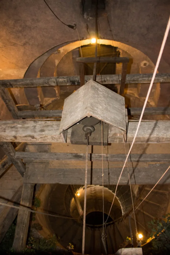 FOTO: Když musí kostelní hodiny k hodináři. Hodiny na pražských památkách budou opraveny