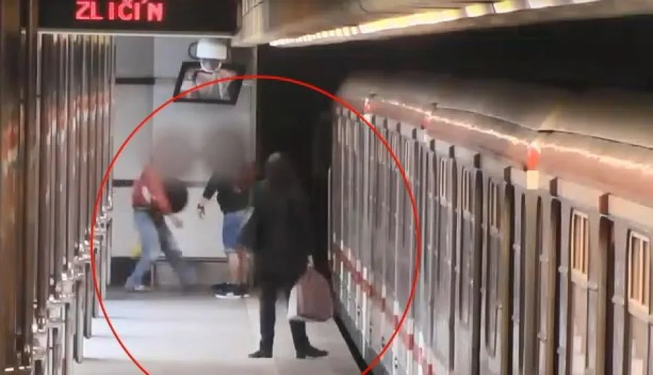 VIDEO: Útočník v metru pobodal muže, pak mu ukousl kus ucha. Policie pátrá po svědcích
