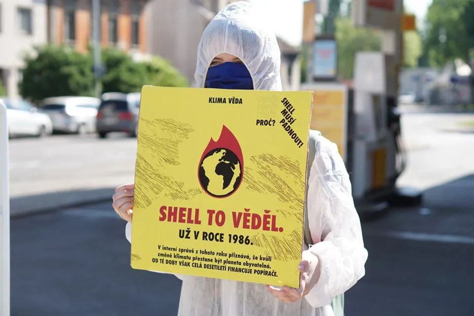 Aktivisté obsadili střechy tří pražských čerpacích stanic. Hasiči jim pomáhali dolů