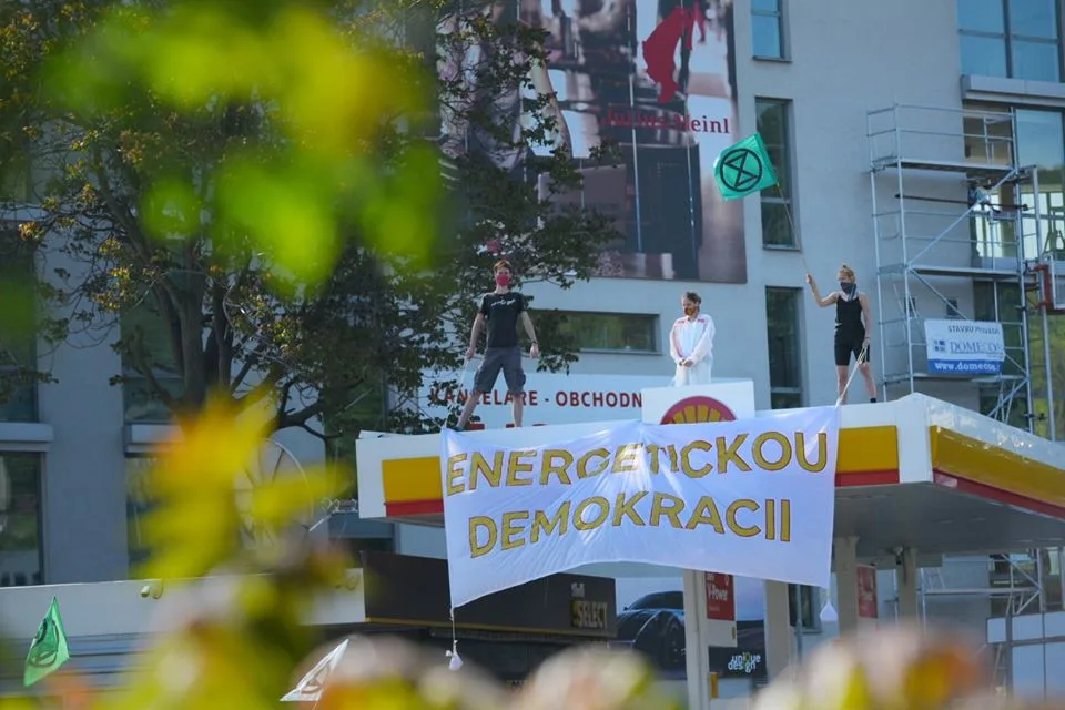 Aktivisté obsadili střechy tří pražských čerpacích stanic. Hasiči jim pomáhali dolů