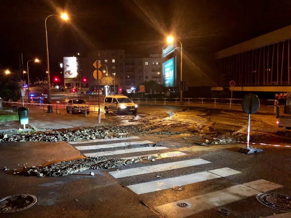 FOTO, VIDEO: Ulicemi Žižkova tekla voda, propadla se silnice. Doprava je již v normálu