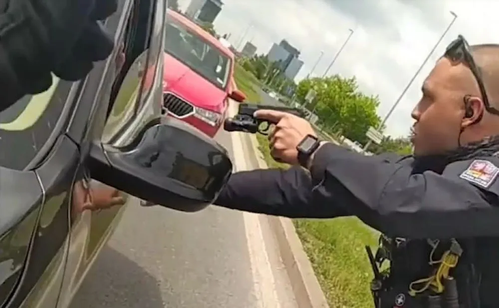 VIDEO: Policisté v Dejvicích vypátrali ukradené BMW. Podívejte se na video ze zadržení řidiče