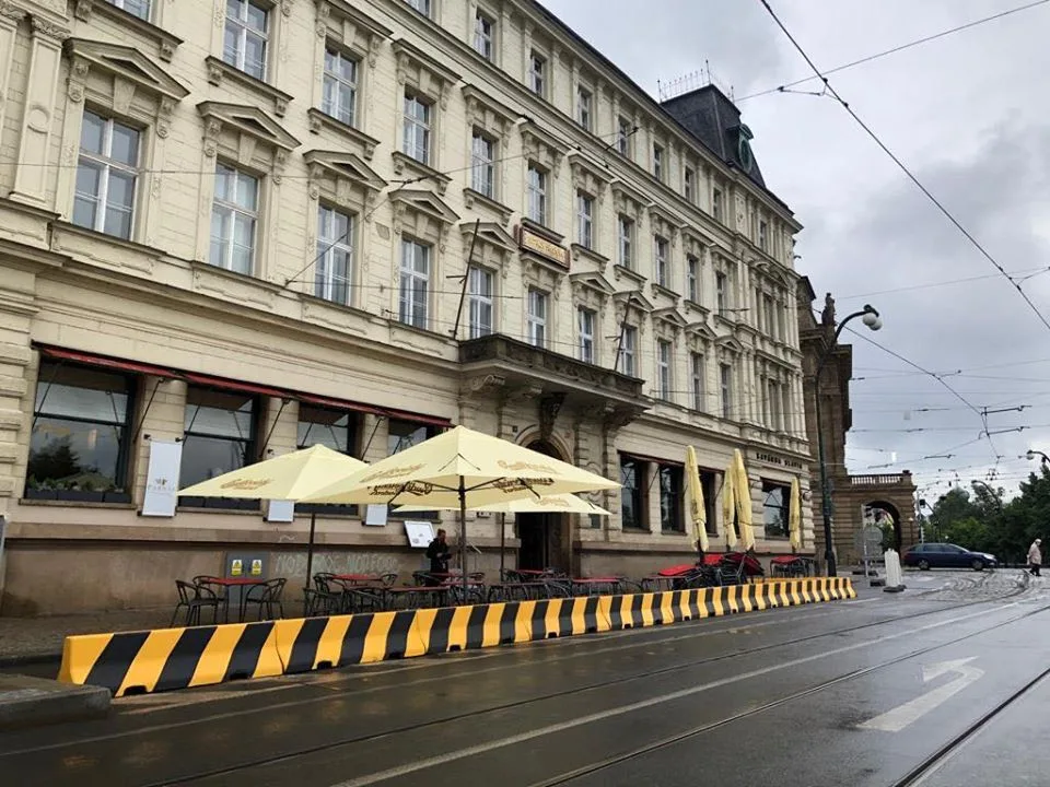Smetanovo nábřeží se uzavřelo autům. Uzavírka rozdělila veřejnost na dva tábory.