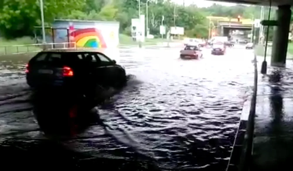 Silnici pod Jižní spojkou zaplavila voda. Auta musela projíždět velkou lagunou.