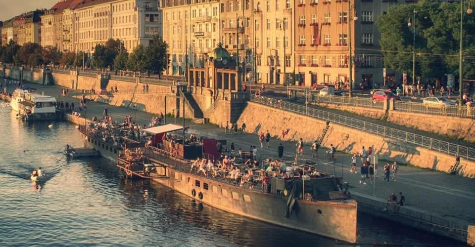 Provozovatel lodi A(VOID) odmítá nabídku města, aby na náplavce zůstal do konce roku