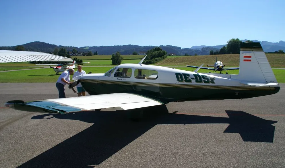 Na letišti v Praze přistál bez povolení malý letoun. Pilot na výzvy nereagoval.