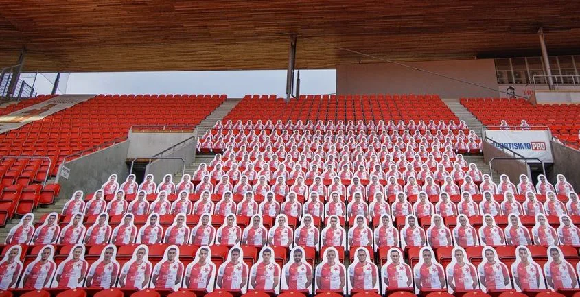 Místo fanoušků jejich umělé figuríny. Slavia řeší zákaz vstupu na fotbal zajímavým nápadem