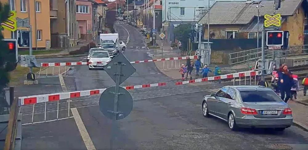 Vychovatelky, které vedly děti ze školky přes přejezd se sklopenými závorami, dostaly pokutu