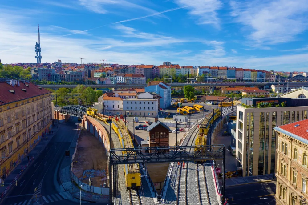 FOTO, VIDEO: Po Negrelliho viaduktu ode dneška jezdí vlaky. Podívejte se na video