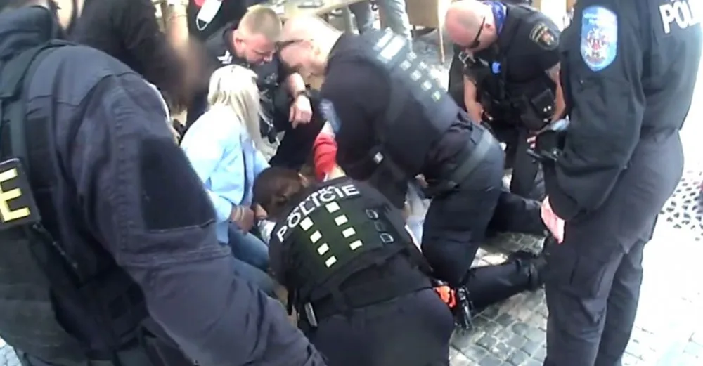 VIDEO: Na Václavském náměstí zkolaboval muž. Život mu zachránil rychlý zásah kolemjdoucích