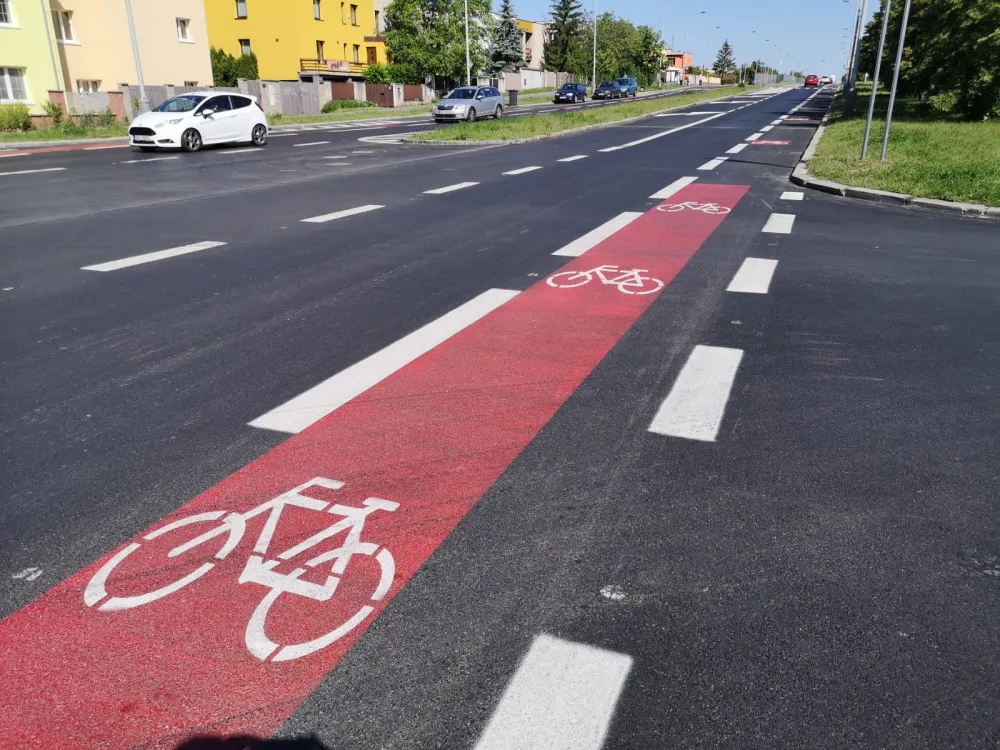 FOTO: Na Novodvorskou se provoz vrátí v pátek. Na místě je nový asfalt a opravené zastávky