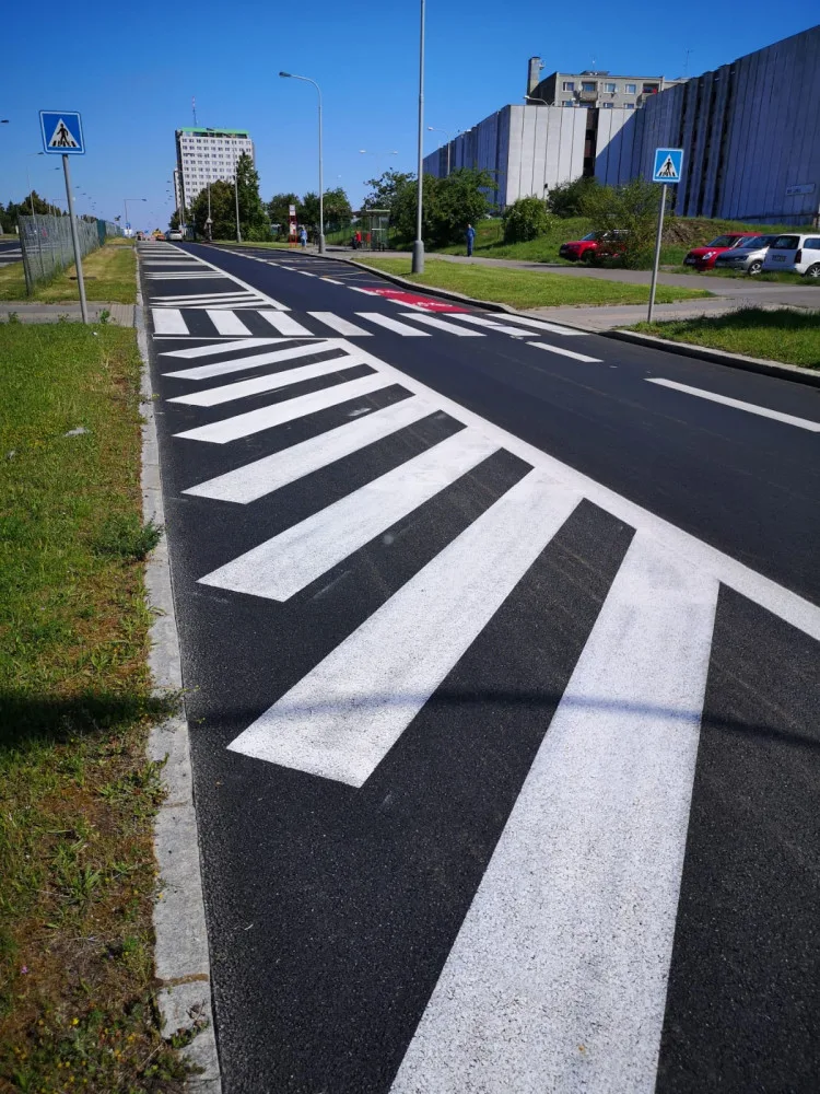 FOTO: Na Novodvorskou se provoz vrátí v pátek. Na místě je nový asfalt a opravené zastávky